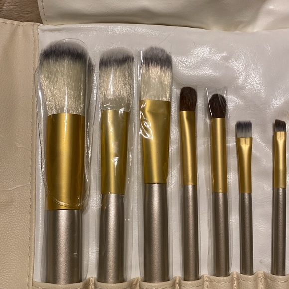 Makeup Brushes - Picture 3 of 5